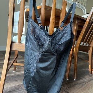 Maidenform Black Lace Body shaper in size 42C! Barely worn! Slimming and Pretty!